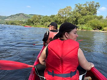 Teilnehmende im Kanu