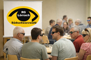 Eine Gruppe sehbehinderter Menschen im gegenseitigen Erfahrungsaustausch.