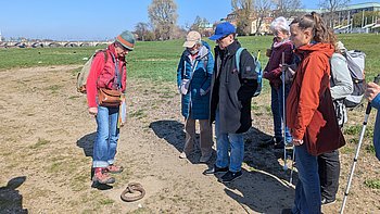 Die Gruppe am Elbufer bei einem Ankerring