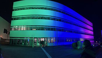 Das Zentrum für Protein-Diagnostik der Ruhr-Uni Bochum in den Farben Pink, Blau, Grün und Lila