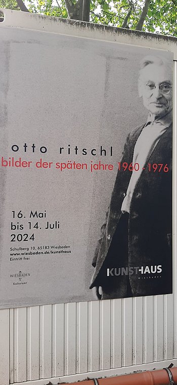 Das Ausstellungsplakat zeigt ein Bild des Künstlers