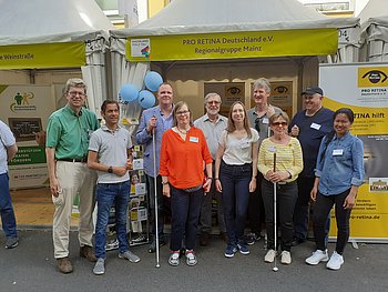 Dario Madani, Vorsitzender PRO RETINA Deutschland e.V., mit Team vor dem Stand