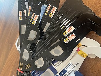 Ein Stapel Simulationsbrillen für eine altersabhängige Makula-Degeneration (AMD) liegt auf einem Tisch.