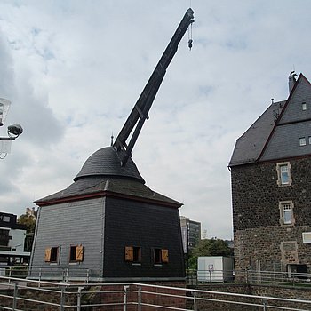 Ein alter Kran mit Seilwinde