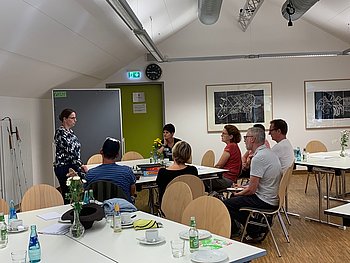 In Kleingruppen wurden verschiedene Themen besprochen. Hier sieht man eine Trainerin für Orientierung und Mobilität, die Eltern den Ablauf eines Trainings erklärt.