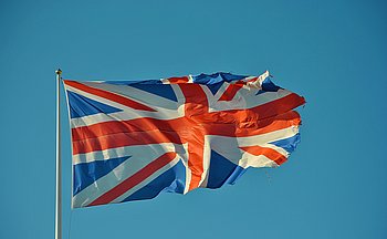 Britische Flagge vor blauem Himmel