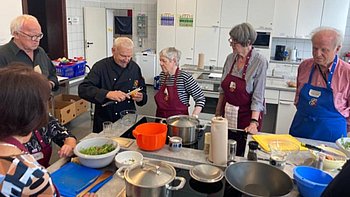 Arbeitsschritte werden der Gruppe erklärt