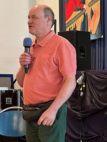 Das Foto zeigt Raphael Netolitzky von der Hilfsmittelberatung Eye t 4 u
