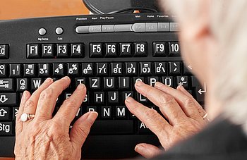 Eine PC-Tastatur mit größeren Buchstaben und Zeichen. (Bild: Thomas Schultze)