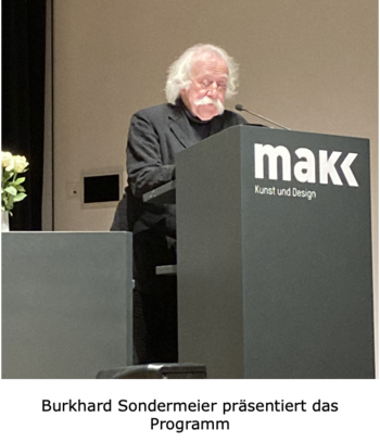 Foto zeigt Burkhard Sondermeier der das Programm präsentiert