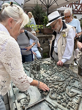 Altstadt Limburg -Teilnehmer betasten das Brozemodell - c: M. Friedrich selbst fotografiert