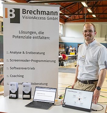 Marco Brechmann an einem Infostand