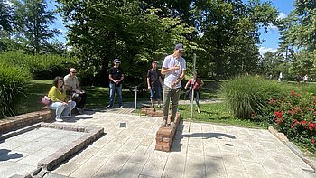 Gruppe betrachtet Bahn.