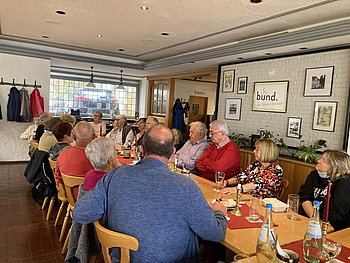 Foto zeigt Mitglieder der Regionalgruppe Trier beim Zusammensein