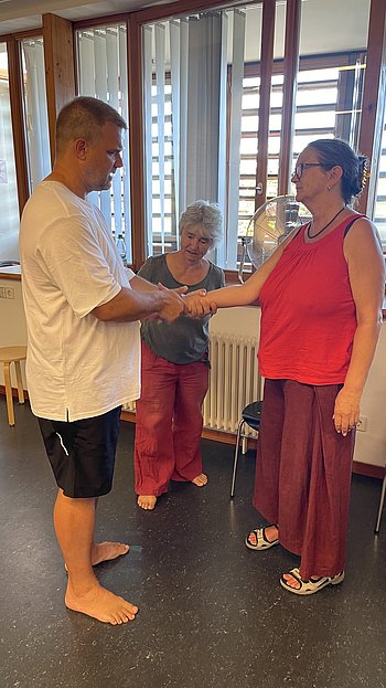 Wie befreit man sich aus einem Haltegriff am Arm.