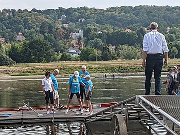 Anne Kinski steigt in ihr Ruderboot