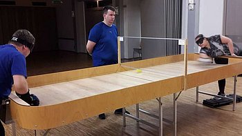 Showdownspiel mit Anja Dehoff Anja Dehoff spielt mit einer weiteren Person Showdown im Sportclub