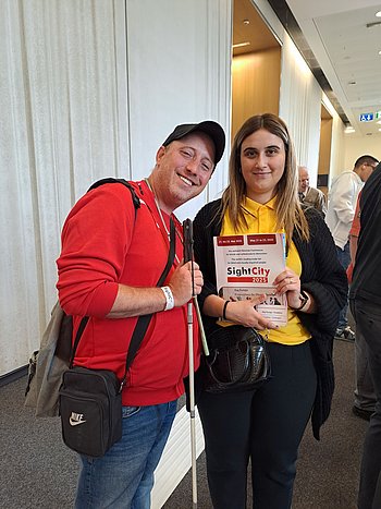 Zwei Personen sind auf dem Bild: Christian und unser Messeguide Eda