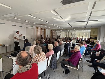 Interessierte Teilnehmer der Regionalgruppe  folgen den Ausführungen von Markus Bernrieder