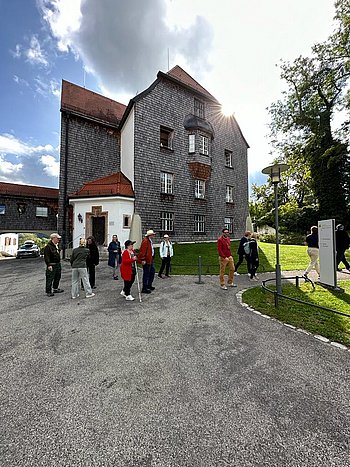 Ankunft der ersten Gäste am Schloss Kempfenhausen