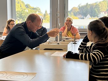 Chemieunterricht mit allen Sinnen. Mit Schwellpapier kann man erfühlen, wo eine Kerzenflamme am heißesten ist.