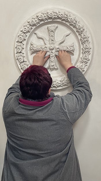Ertasten der Wandverschnörkelungen