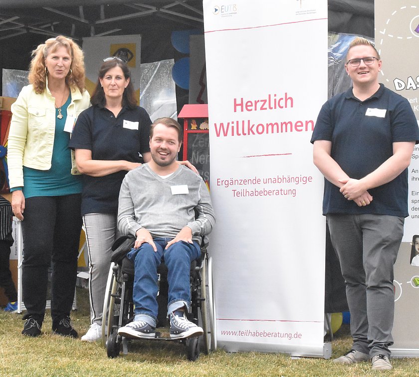 Gruppenfoto derEUTB® Berater*innen von Bonn und Euskirchen neben einem RollUp