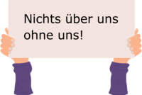 Zu sehen sind zwei Hände, welche ein Schild mit der Aufschrift "Nichts über uns ohne uns!" hochhalten