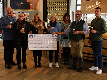 Foto zeigt die Scheckübergabe des Bitburger Brauerei Chors an die PRO RETINA RG-Trier