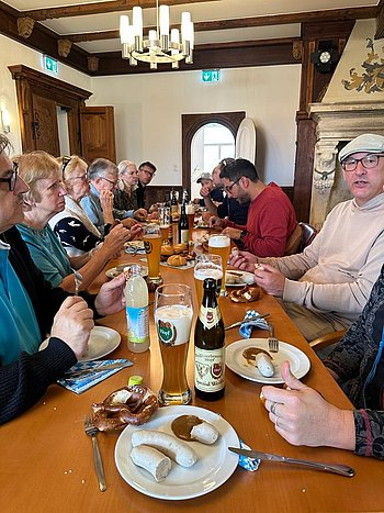 Die Mitglieder der Regionalgruppe geniessen das Weißwurst-Frühstück
