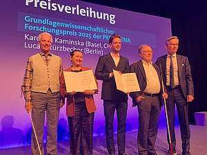 Auf dem DOG-Kongress wurden die Preisträger geehrt. v. l.:Stephan Hüsler, Geschäftsführer Retina Suisse, Preisträgerin Karolina Kaminska, Preisträger Lucas Stürzbecher, Carsten Schmeisser, Vorsitzender der PRO RETINA-Stiftung zur Verhütung von Blindheit, Prof. Dr. Siegfried Priglinger, Präsident der DOG.