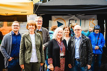 Sechs Ehrenamtliche stehen in Köln vor dem Selbsthilfe Truck