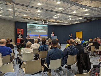 Die Besucher im Konferenzsaal des Hotel Rossi sind von hinten zu sehen. Vorne spricht Gaby Bischoff (SPD, MdEP)