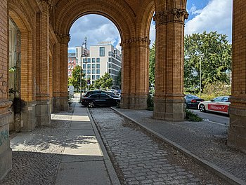 Blick vom historischen Eingangstor des Anhalter Bahnhofs am Askanischen Platz auf das Gebäude der PRO RETINA Interessenvertretung in Berlin.