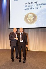 Ehrung Prof. Zrenner Prof. Zrenner und Franz Badura
