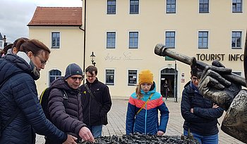 Unsere Gruppe vor dem Tastmodell der Stadt Freiberg