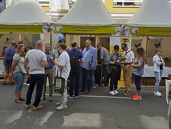 Unsere Aktiven in Gesprächen mit den Festbesuchern 