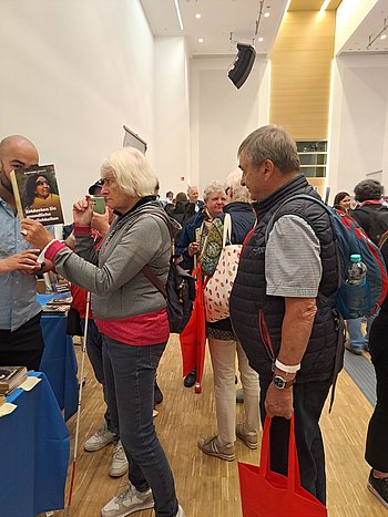 Ulla testet "Envision Glasses" und hinter ihr steht Gerd.