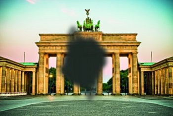 Brandenburger Tor in Berlin, in der Mitte verdeckt von einem unregelmäßigen dunklem Fleck
