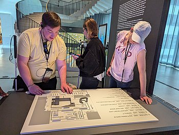 Besuch der Tastmodelle im Dokumentationszentrums "Topographie des Terrors" im Rahmen der politischen Jugendbildungsreise.