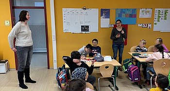 Linda (links) und Katy (rechts) stellen die Möglichkeiten des Smartphones vor