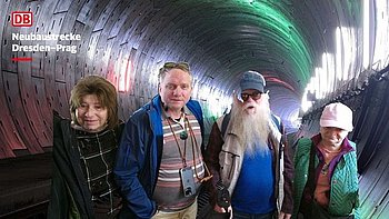 Das Bild im Tunnel zeigt von links nach rechts: Elke Weichelt, Steffen Beck, Peter Bachstein, Vera Schwarz