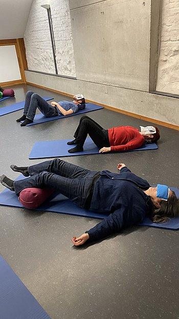 Entspannungsübung im Liegen