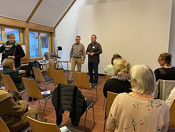 Teilnehmer der Veranstaltung im Austausch