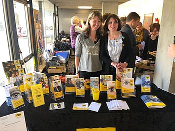Infostand Makula Fachtagung 2020 Der PRO RETINA Infostand mit vielen Publikationen - dahinter die RG-Leiterinnen Freiburg und Lörrach