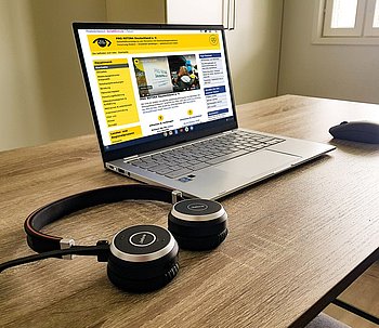Digitalisierung ©PRO RETINA Laptop, auf dem PRO RETINA-Seite geöffnet ist. Daneben liegen Kopfhörer.