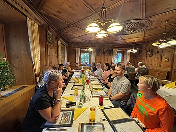 Letztes gemeinsames Abendmahl im Gasthaus Islitzer  bevor es los geht. Alle sitzen gemeindam en einer langen Tafel.