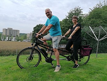 Matthias Koopmann mit seiner Partnerin auf einem Tandem