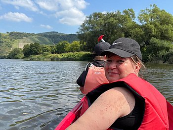 Teilnehmende im Kanu