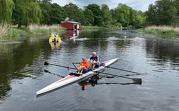 Bild von einem Ruderboot auf einem Fluss 